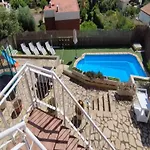 Quiet Escape With Stunning Sea Views
