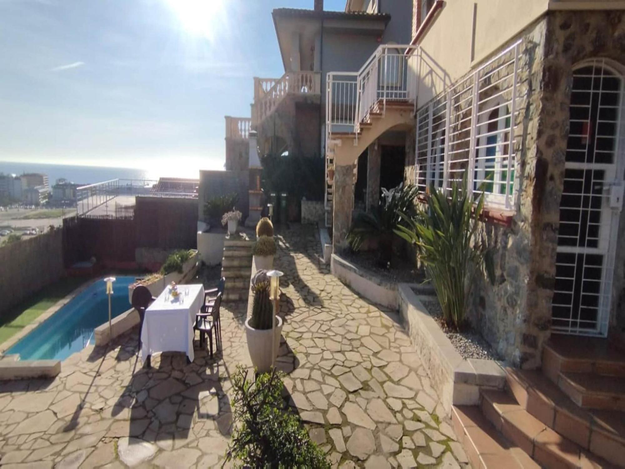 Quiet Escape With Stunning Sea Views *